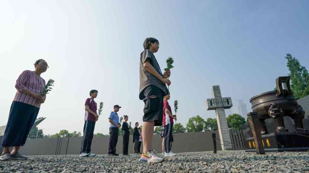 南京撞响和平大钟纪念全民族抗战爆发84周年