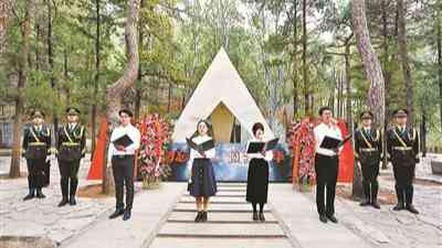 清华北大学子祭扫“一二·九”运动纪念亭