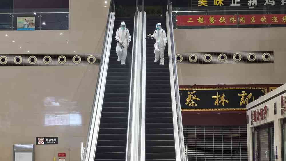湖北荆州火车站全面消杀 加强疫情防控