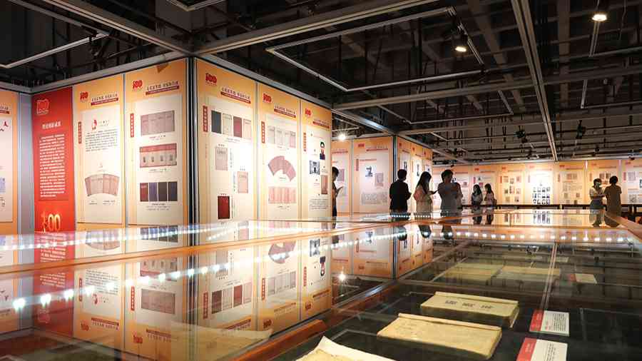 《新华日报》抗战胜利号外等多种红色文献在重庆展出