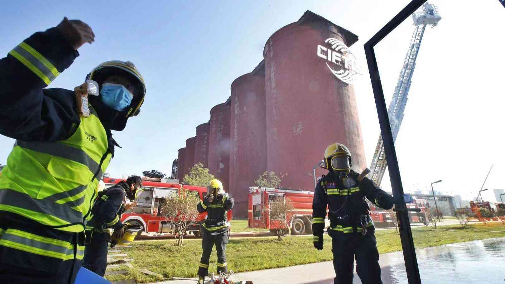 服貿(mào)會展館實(shí)戰(zhàn)演練滅火救援,機(jī)器人大顯身手