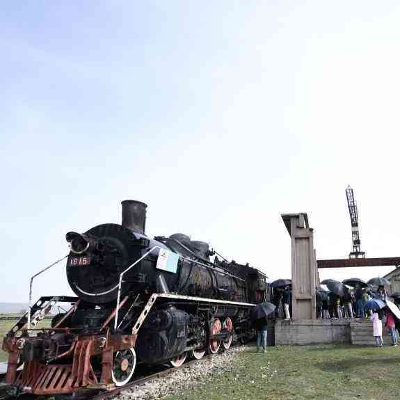 敢于战胜艰难险阻,勇于攀登科技高峰——“两弹一星”精神述评