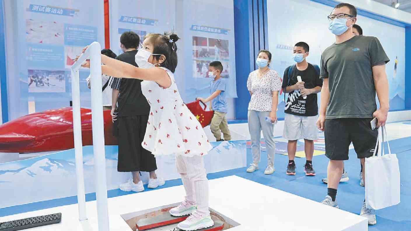 服貿(mào)會(huì)趕上雙休日 大批北京市民來(lái)觀展直呼過(guò)癮