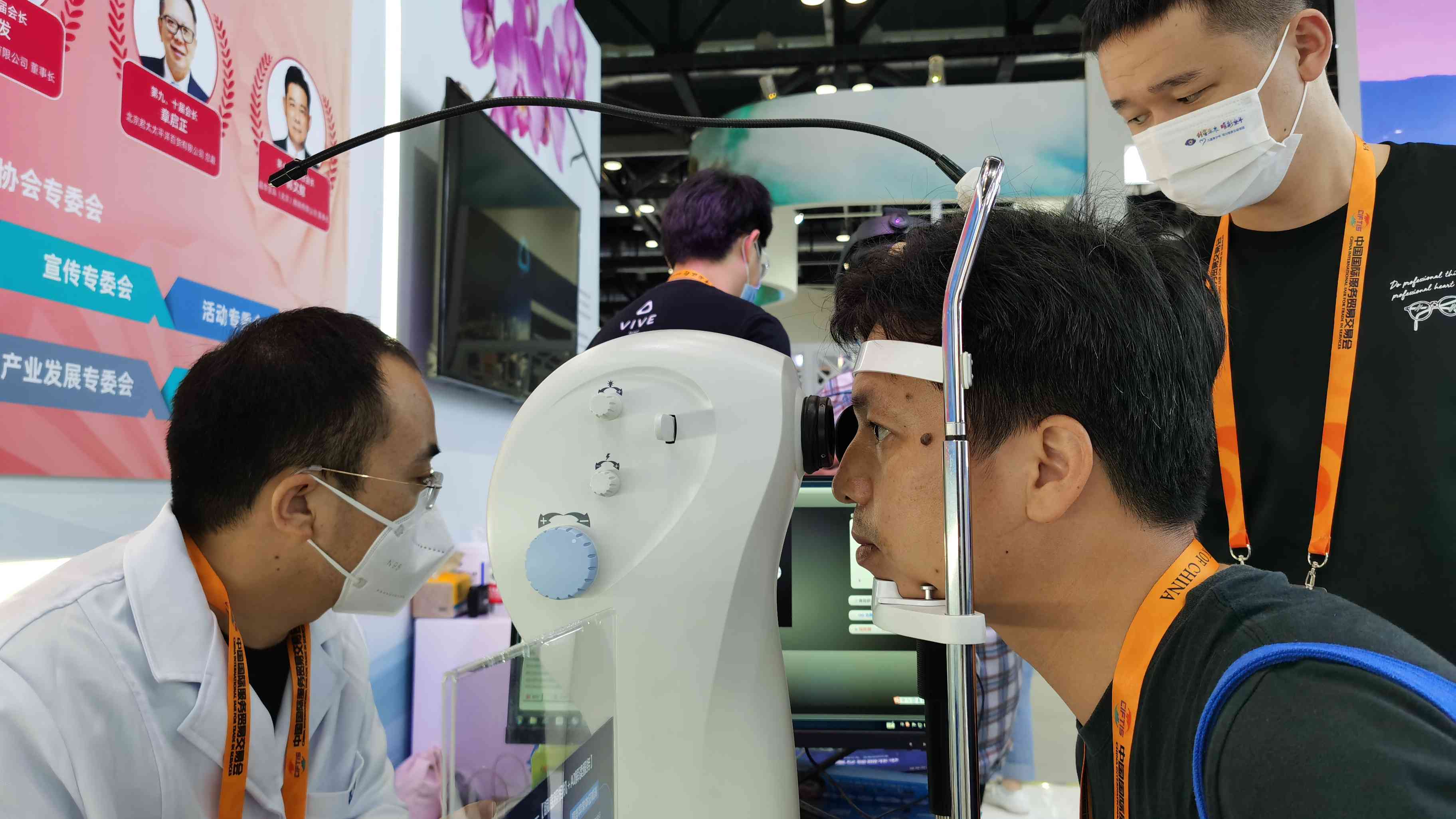 台湾形象馆首次亮相服贸会,观众排队体验AI机器人眼底照像