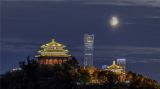 雨后天气晴朗，眺望万春亭，中国尊，月亮高高挂在天空，夜景格外漂亮！