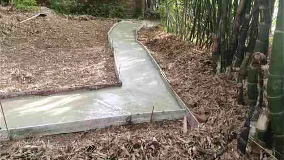 巴南:为群众办实事 人行便道修到村民家门口