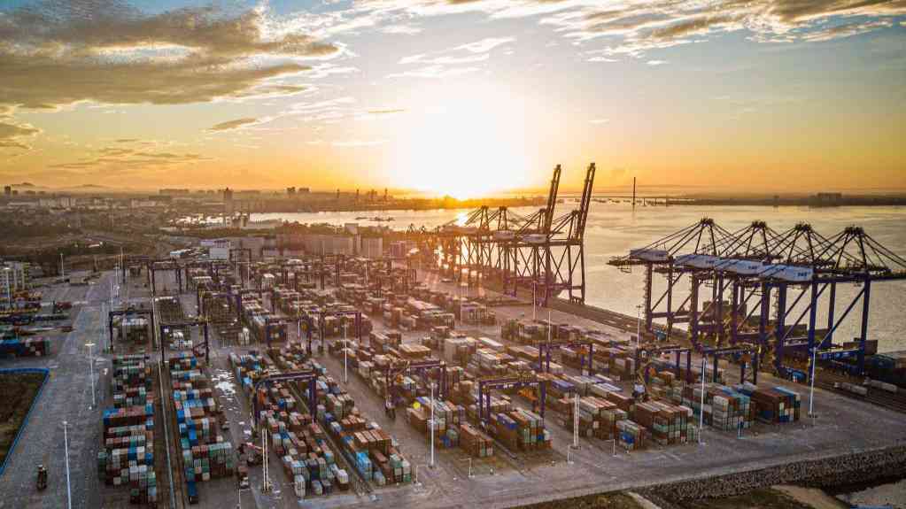 “时与势在我们一边”——以习近平同志为核心的党中央推动增进中国经济发展新优势述评