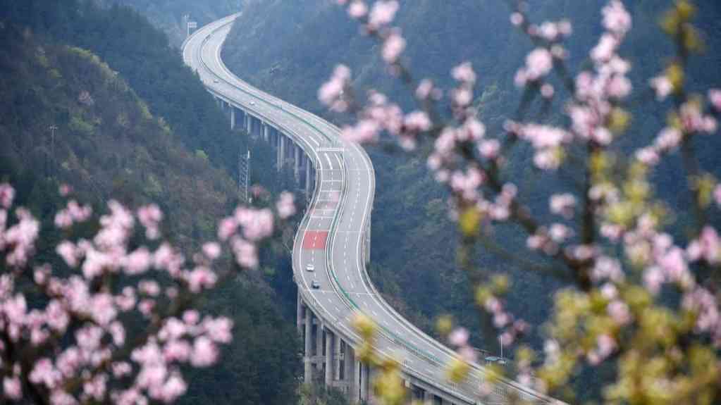 再闖新路看西部 接續(xù)奮斗開新局——習近平總書記謀劃推動西部大開發(fā)譜寫新篇章