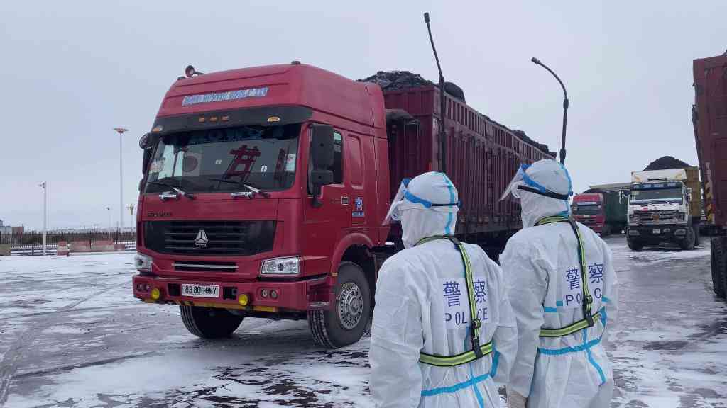 中蒙口岸甘其毛都邊檢民警風(fēng)雪戰(zhàn)“疫”保通關(guān)