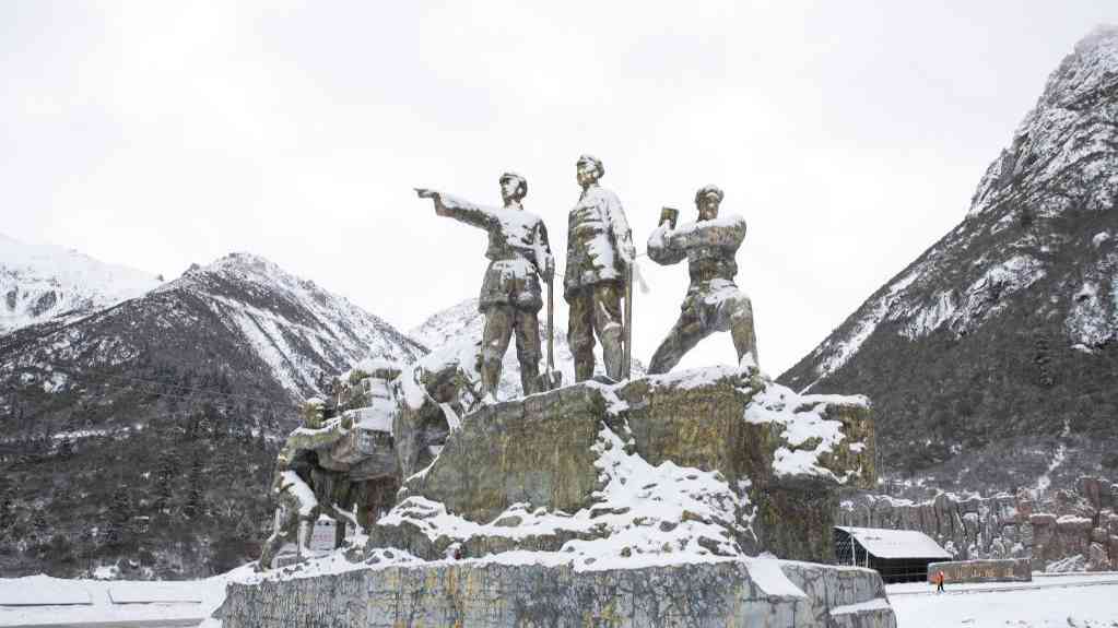 甘當(dāng)路石 民族團(tuán)結(jié)——“兩路”精神述評(píng)