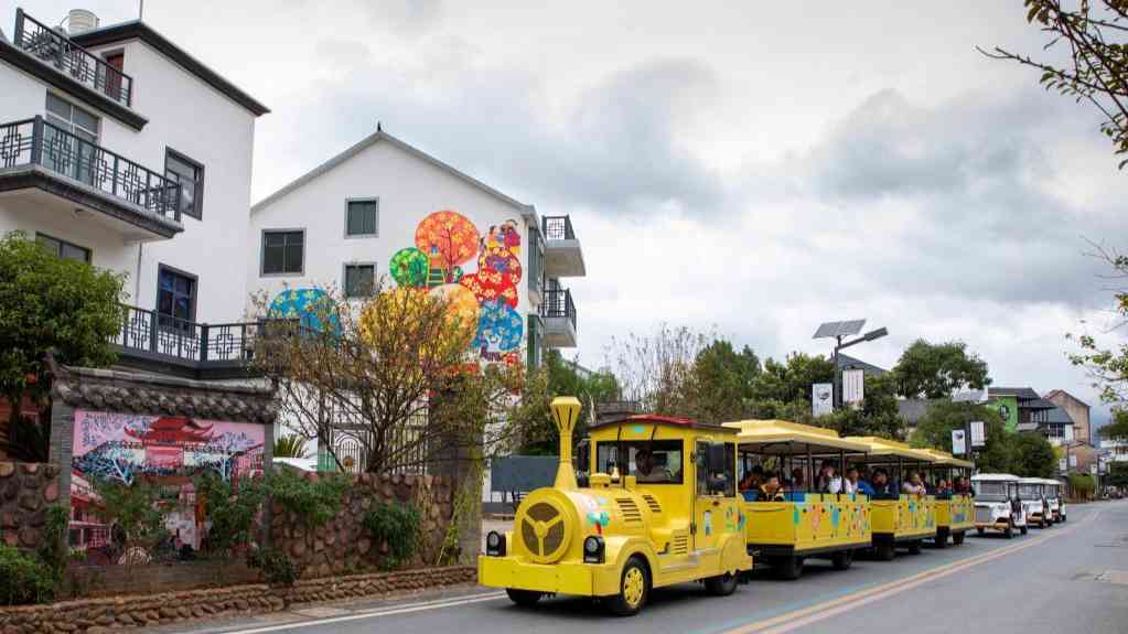 看浙西“余東畫村”里的“鄉(xiāng)村畢加索”如何點墨成金