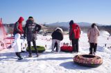 世园公园冰雪嘉年华开启的第二天，寒冬气温很低，游客爆满