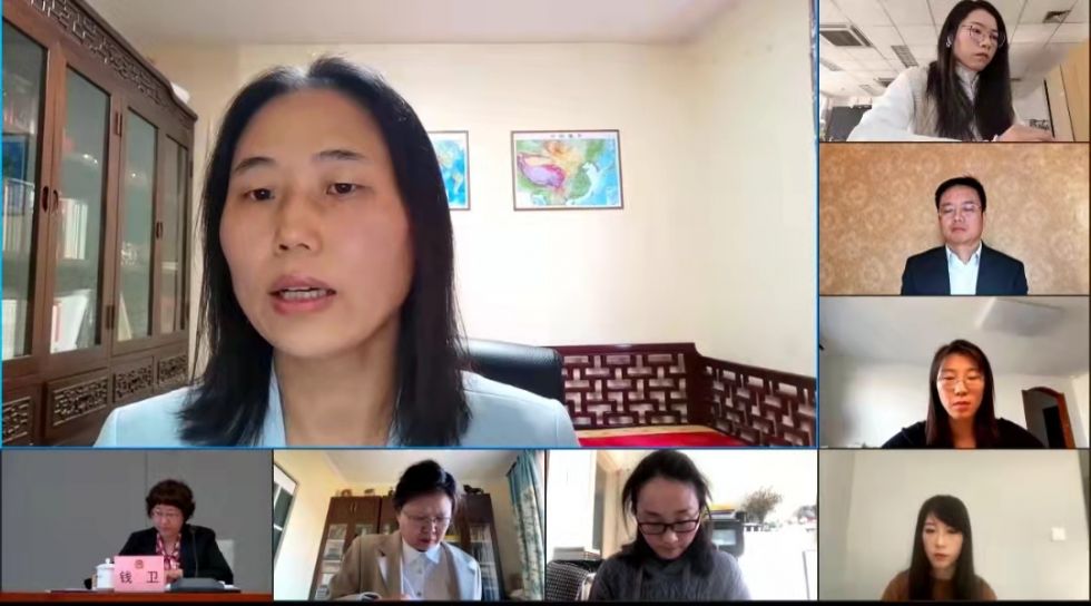 首先是要重塑城市更新工作的頂層制度，具體包括工作機制、法規(guī)基礎和規(guī)劃體系，在工作機制上要建立由市區(qū)政府和市區(qū)相關(guān)管理部門組成的城市更新工作領(lǐng)導小組，對城市更新管理中涉及的問題進行綜合研究、統(tǒng)籌協(xié)調(diào)；健全市區(qū)分工協(xié)作的工作機制，明確城市更新規(guī)劃、計劃、項目、方案的審查機制、決策機制、審批機制、實施機制，推動項目高效實施。在法規(guī)基礎上要制定北京城市更新條例、配套政策和實施細則，系統(tǒng)規(guī)范城市更新工作內(nèi)容、管理體制機制、實施方式和程序。在規(guī)劃體系上，要編制北京城市更新專項規(guī)劃和分區(qū)專項規(guī)劃，明確更新改造內(nèi)容和工作目標。