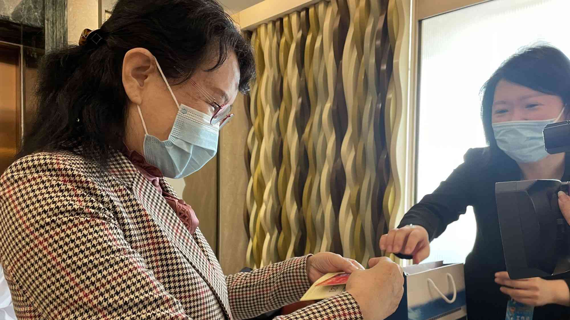 北京市政协十三届五次会议1月5日开幕,委员开始报到