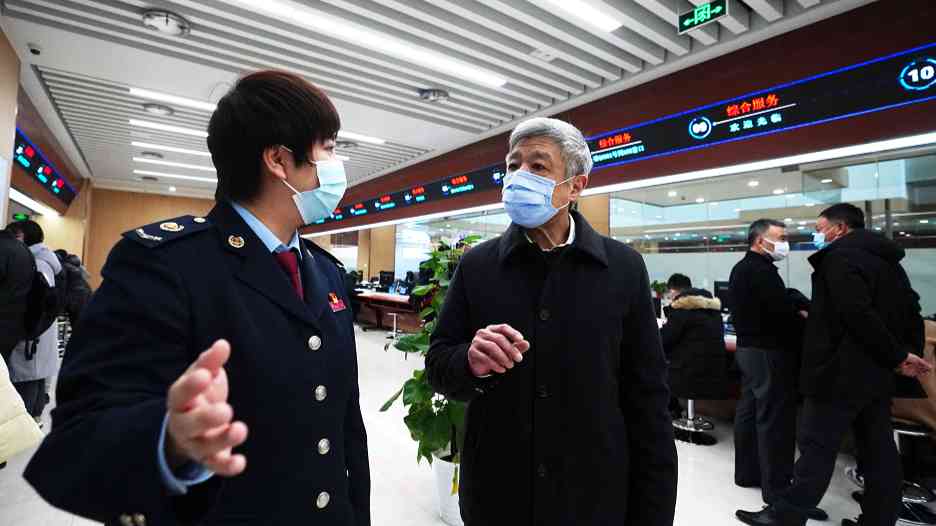 市人大代表实地调研营商环境优化