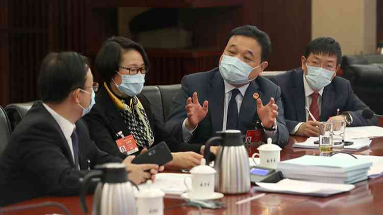 潘保春代表:为中小微企业