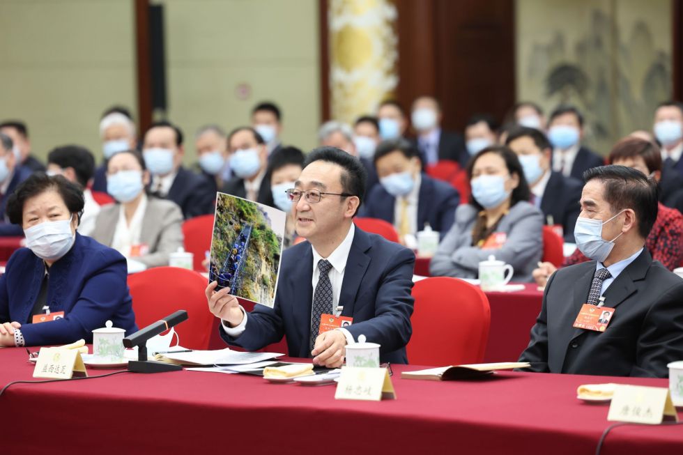 会上，来自四川的益西达瓦委员向习近平总书记展示了两张四川“悬崖村”阿土列尔村的照片，一张是村里过去使用的藤梯，另一张是2017年建成的钢梯。