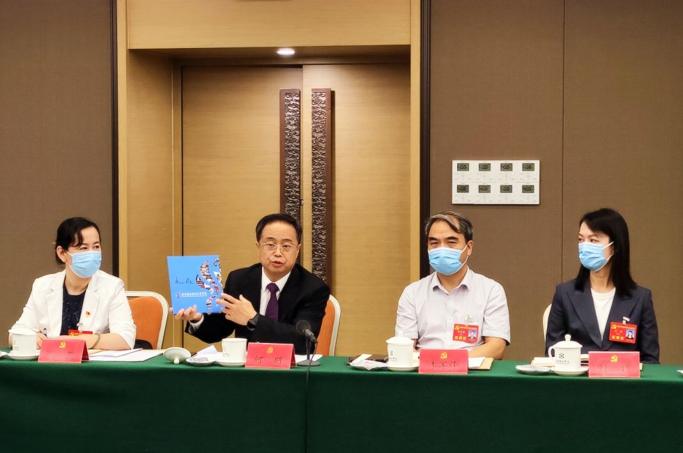 “‘建設北京國際奧林匹克學院’寫入黨代會報告，成為未來首都建設的一項重要內(nèi)容，我深受鼓舞，倍感振奮。”代表團會議上，黨代表、首都體育學院黨委書記何明興奮地說。