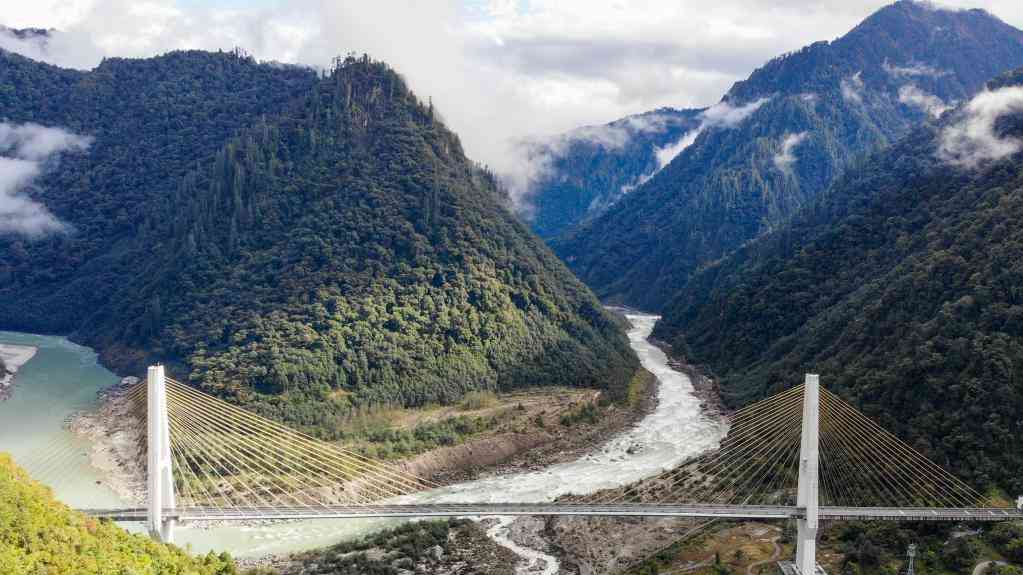 天塹變通途——雪域高原十年交通變遷記
