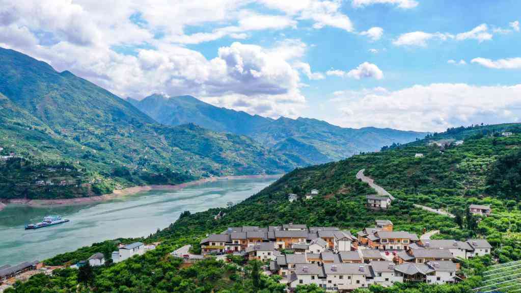 堅(jiān)定不移走高質(zhì)量發(fā)展之路