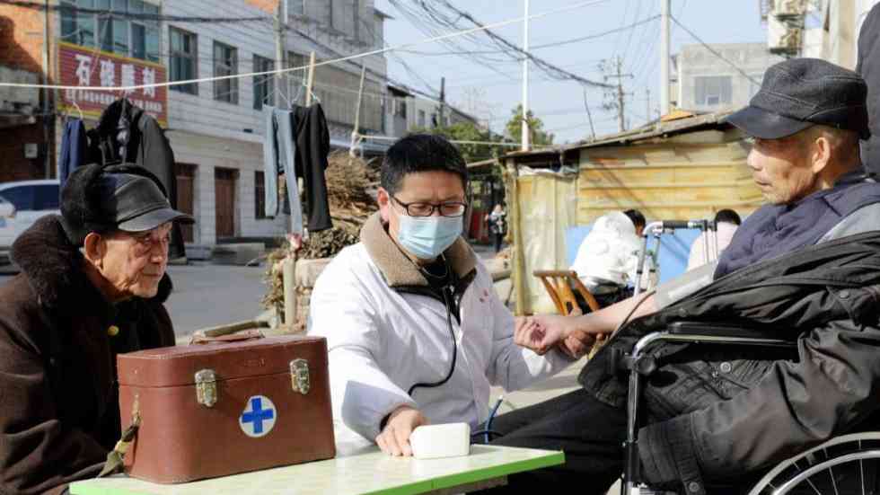 村医巡诊、下沉诊疗、备好药品……多地农村防疫一线见闻