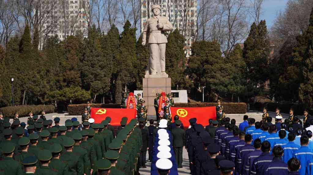 “把雷锋精神代代传承下去!”