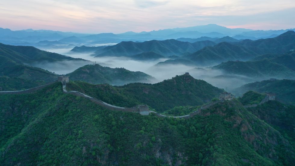 2025年5月10日清晨在河北省承德市滦平县拍摄的金山岭长城云雾景象（无人机照片）。新华社发（周万平 摄）
