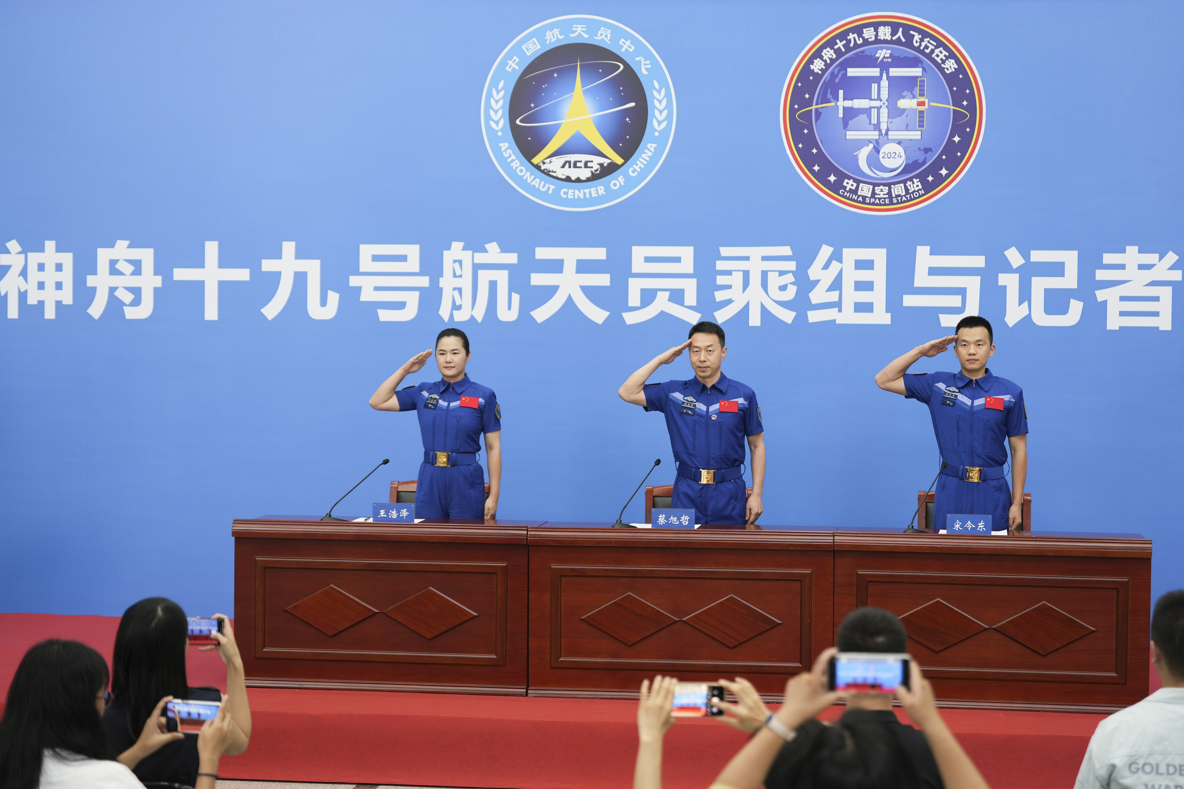 致敬航天英雄，赓续精神伟力 