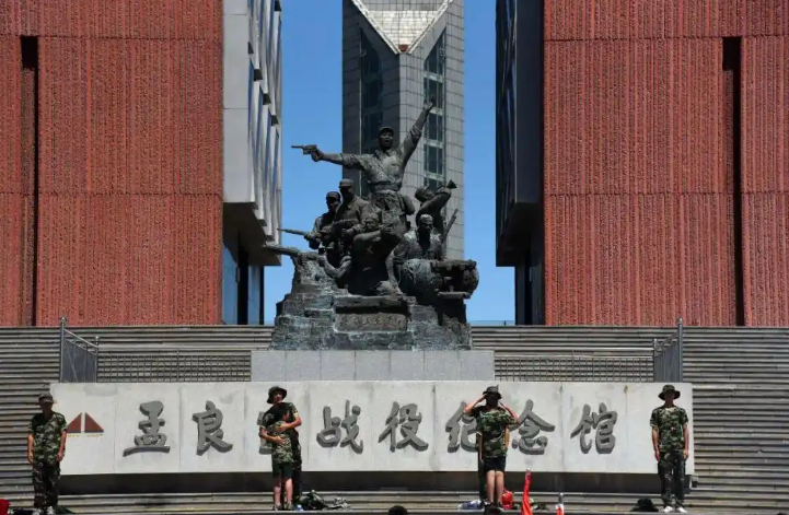 △ 学生在位于孟良崮战役战场遗址区域内的孟良崮战役纪念馆广场前参加活动。新华社记者 王凯 摄