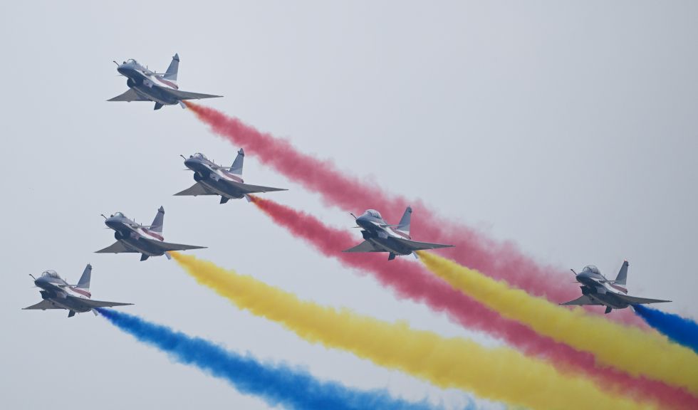 2025年11月11日，空军八一飞行表演队在珠海进行适应性飞行训练。新华社记者 邓华 摄