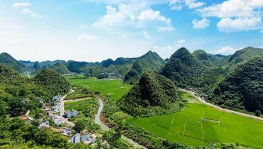 “两山”理论系列述评①让人民群众在绿水青山中共享生态红利