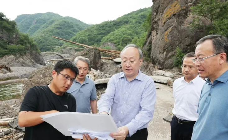 尹力、殷勇来到延庆区珍珠泉乡，检查防汛救灾和恢复重建工作，看望慰问转移群众和抢险救灾一线工作人员