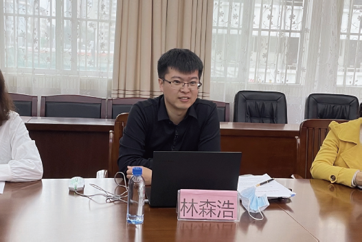 作者在家乡的小学开展调研。