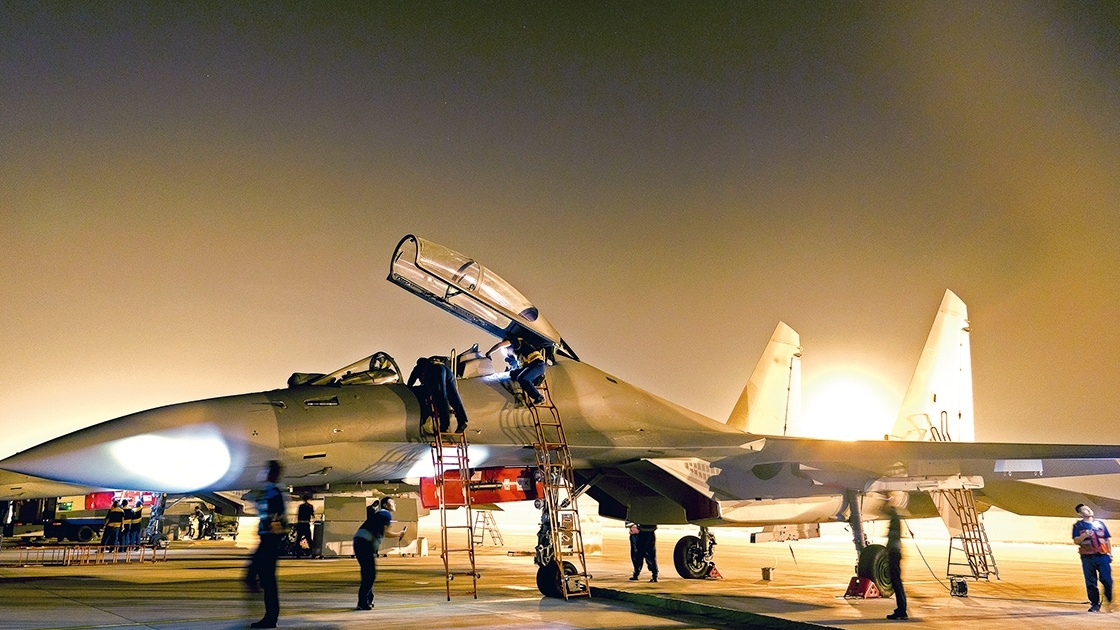 夜航影像丨空军航空兵某旅机务官兵保障夜间飞行训练
