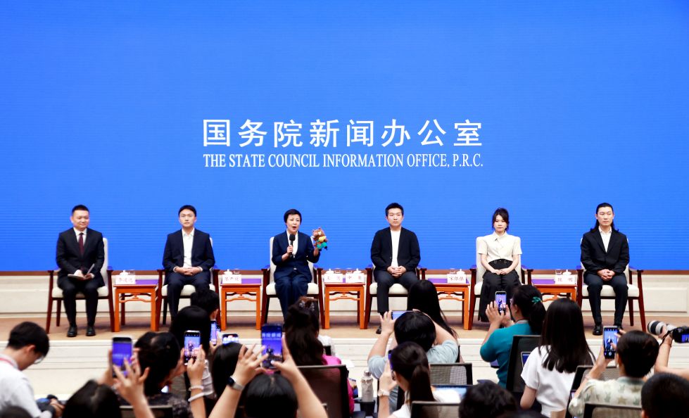 国新办举行“新征程上的奋斗者”中外记者见面会++围绕“推动电影高质量发展+丰富人民精神生活”与中外记者见面交流XxjpsgC007407_20250807_PEPFN0A001