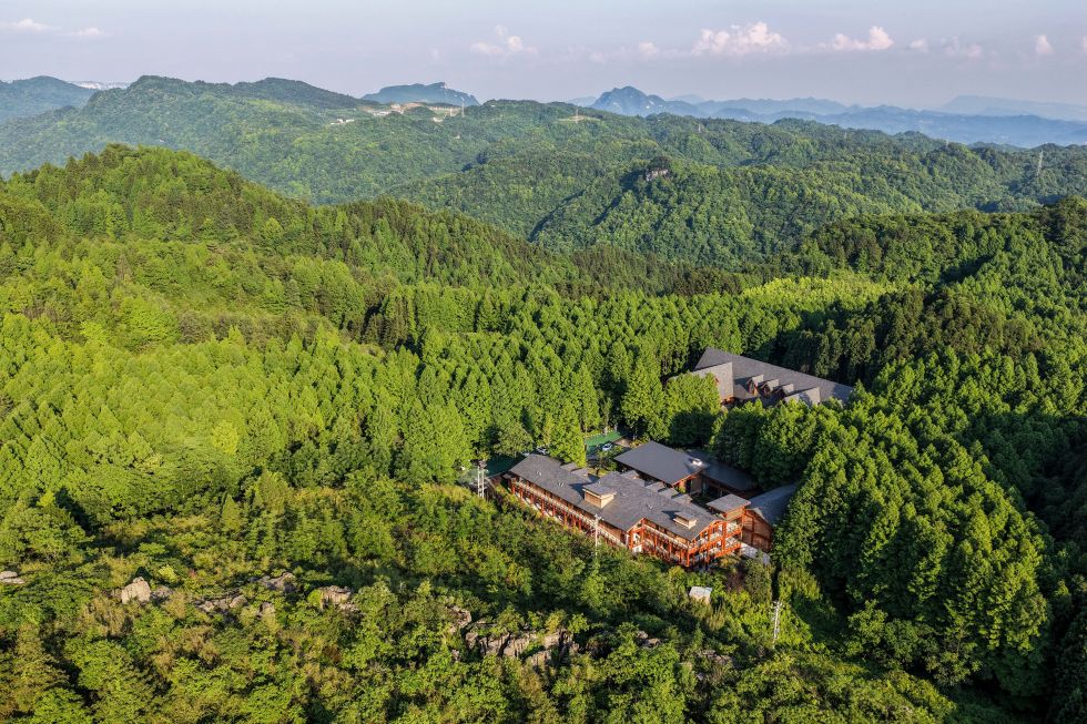 2025年6月11日拍摄的大金佛山环山趣驾路线上的山王坪景区景色（无人机照片）。6月11日拍摄的大金佛山环山趣驾路线上的山王坪景区景色（无人机照片）。