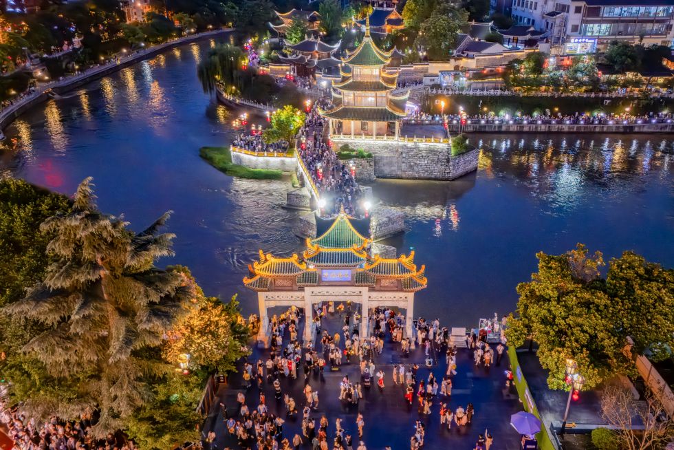 游客夜游贵阳甲秀楼（无人机照片，2025年7月30日摄）。新华社记者 刘续 摄