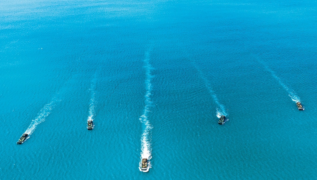 陆军某旅两栖装甲分队海上训练掠影
