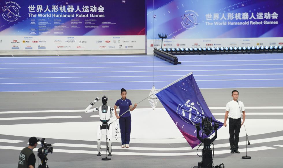 机器人运动员代表在北京国家速滑馆“冰丝带”举行的2025世界人形机器人运动会开幕式上宣誓（2025年8月14日摄）。新华社记者 谢晗 摄