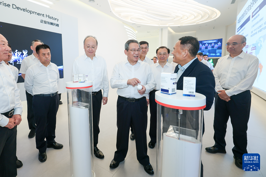 8月20日，中共中央政治局常委、国务院总理李强在北京调研生物医药产业发展情况。这是李强在百济神州（北京）生物科技有限公司调研有关新药研发等情况。新华社记者 刘彬 摄