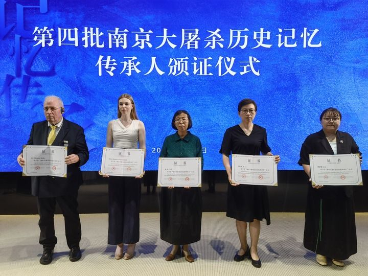   这一伟大胜利，开辟了中华民族伟大复兴的光明前景，开启了古老中国凤凰涅槃、浴火重生的新征程。