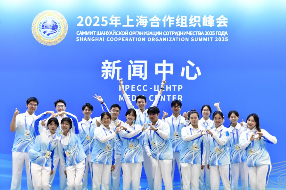 8月29日，在2025年上海合作组织峰会新闻中心，来自南开大学的志愿者合影留念。新华社记者 郭绪雷 摄