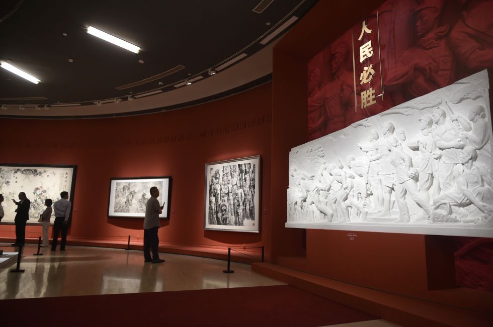 2025年8月25日，参观者在中国美术馆观看展出作品。新华社记者 鲁鹏 摄