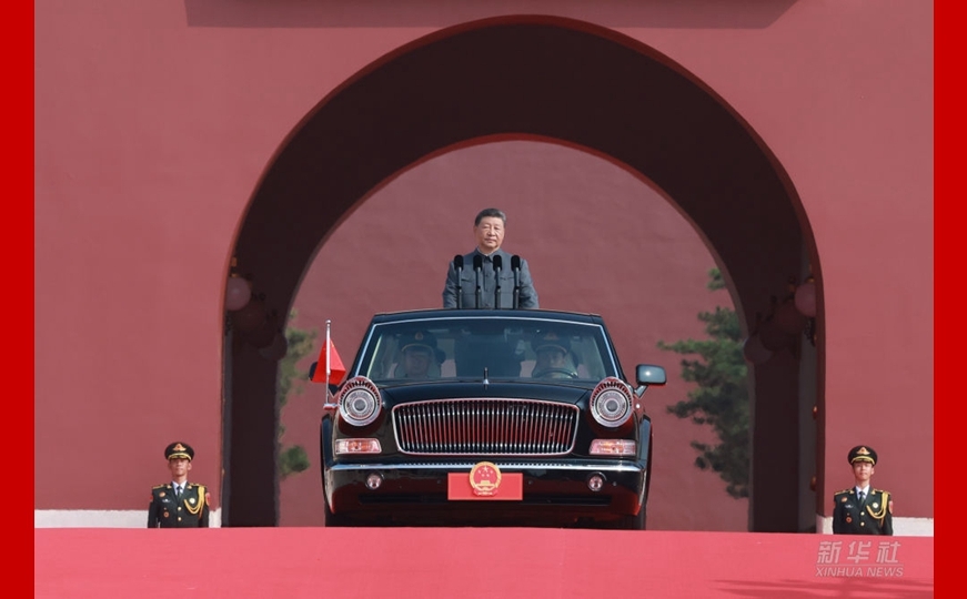 新华图讯丨习近平乘检阅车经过金水桥驶上长安街