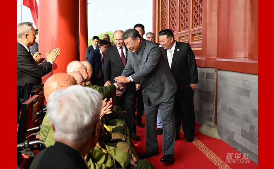 新华图讯丨习近平登上天安门城楼 同抗战老战士老同志代表亲切握手