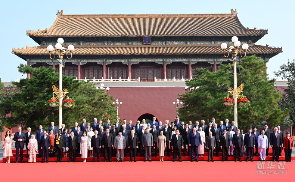 新华图讯丨习近平和彭丽媛迎接外方代表团团长及其配偶