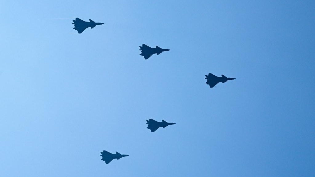 “歼-20家族”再添新成员 歼-20S亮相阅兵场