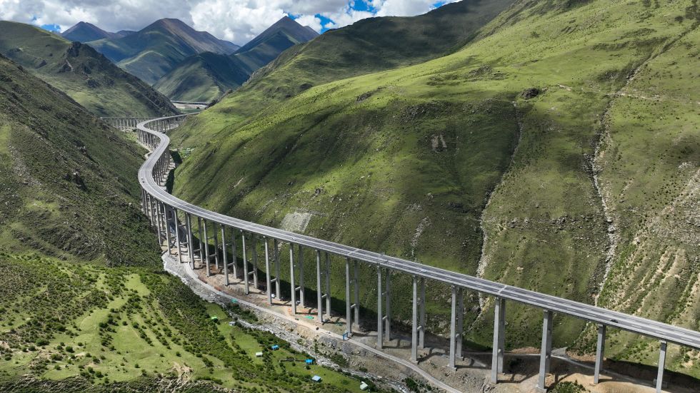 2025年7月31日，汽车行驶在西藏S5线拉萨至泽当的高等级公路上（无人机照片）。新华社记者 晋美多吉 摄