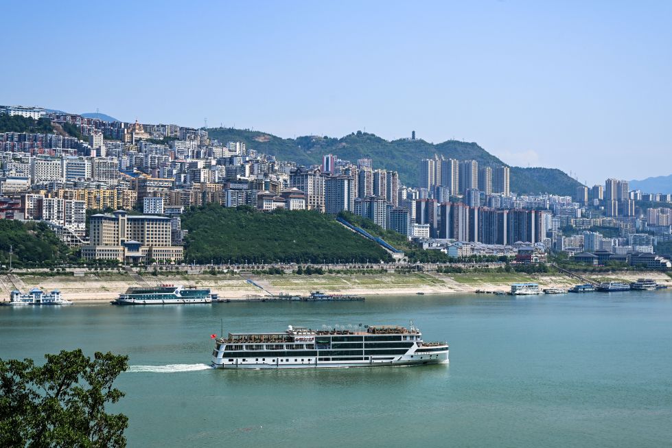 2025年6月11日，游客乘坐游船在长江巫山段游览。新华社记者 王全超 摄
