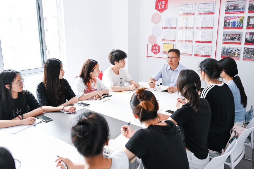 两会精神在基层｜全国人大代表傅国涛：弘扬工匠精神（6）XxjpsgC007144_20250524_PEPFN0A001